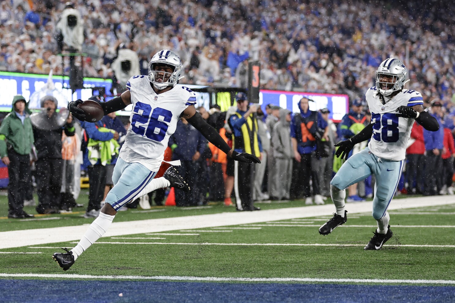 NFL Cowboys rip error prone Giants 40 0 for worst shutout loss in